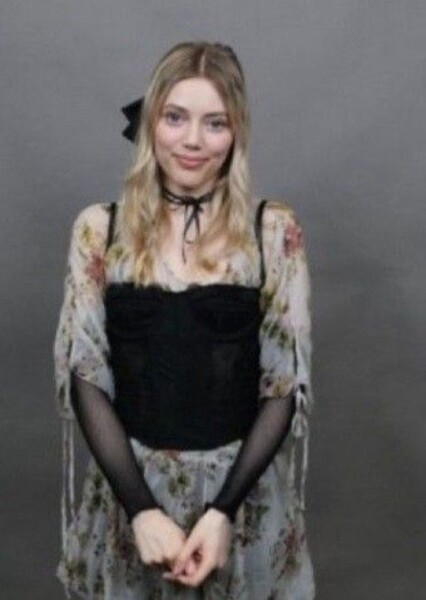 Grace Van Dien photo