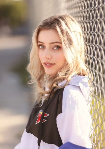 Grace Van Dien photo