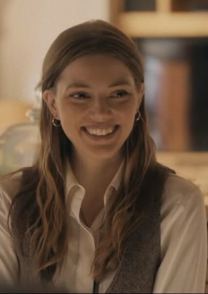 Grace Van Dien photo