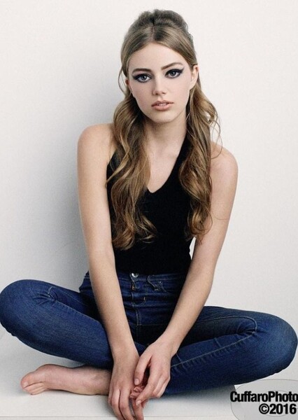 Grace Van Dien photo