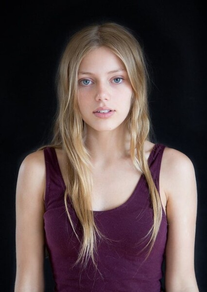 Grace Van Dien photo