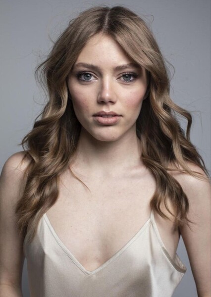 Grace Van Dien photo