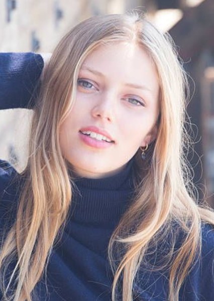 Grace Van Dien photo