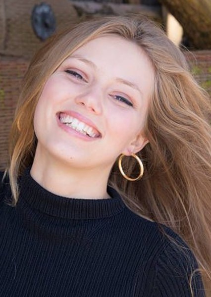 Grace Van Dien photo