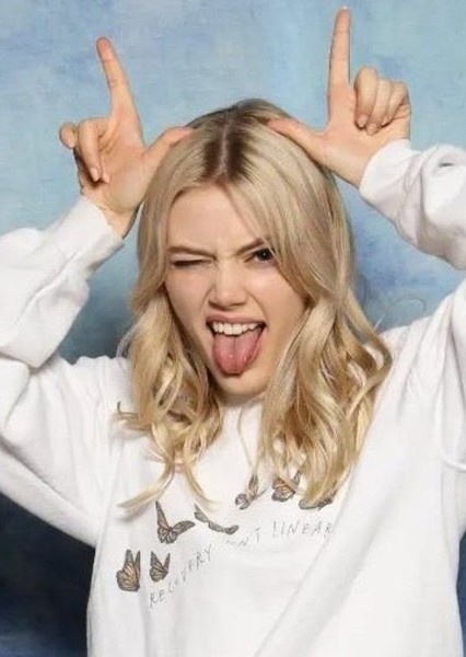 Grace Van Dien photo