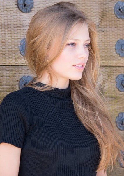 Grace Van Dien photo