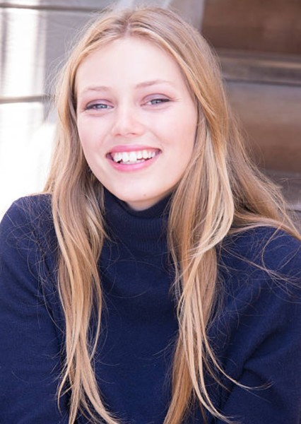 Grace Van Dien photo