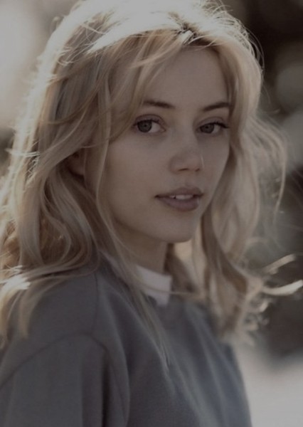 Grace Van Dien photo