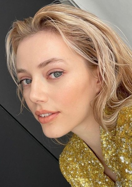 Grace Van Dien photo
