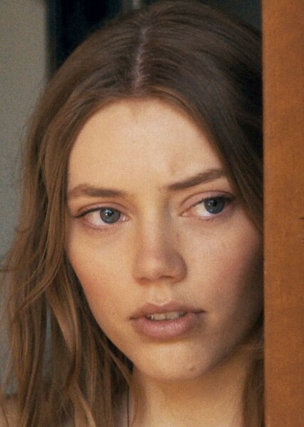 Grace Van Dien photo