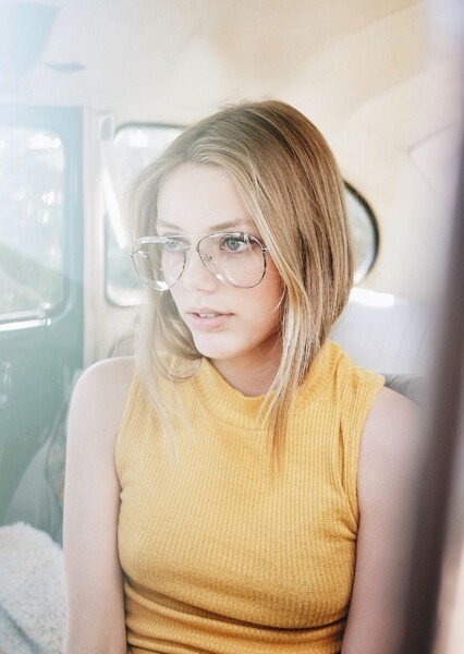 Grace Van Dien photo