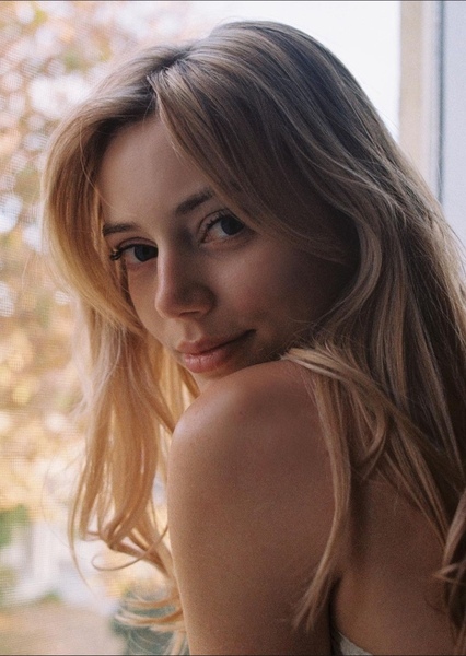 Grace Van Dien photo