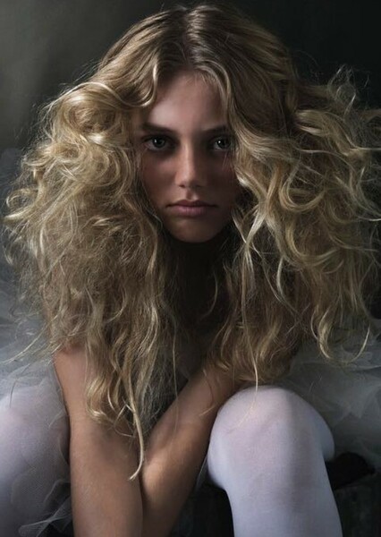 Grace Van Dien photo