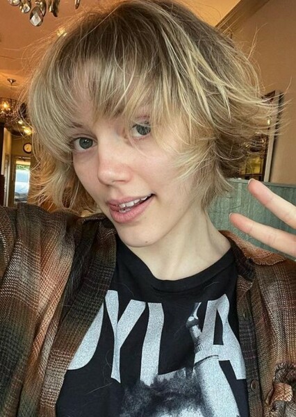 Grace Van Dien photo