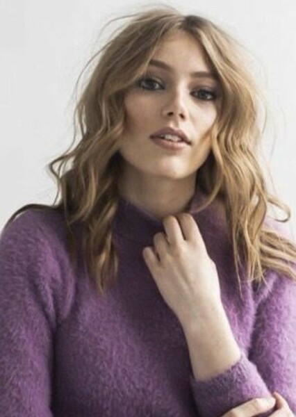 Grace Van Dien photo