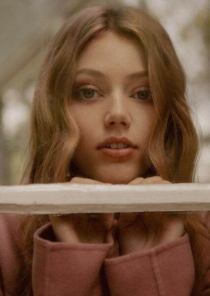Grace Van Dien photo