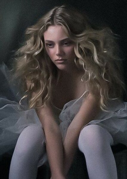 Grace Van Dien photo
