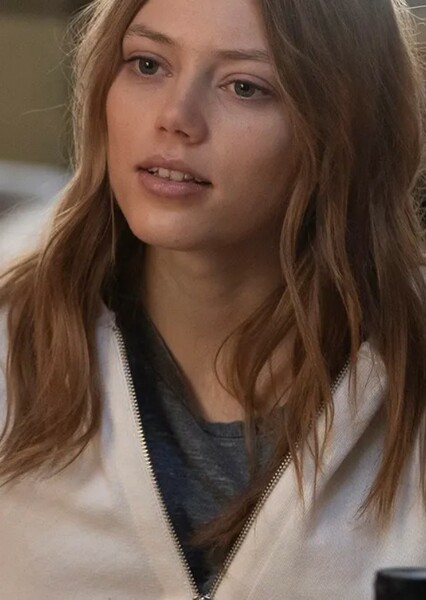 Grace Van Dien photo