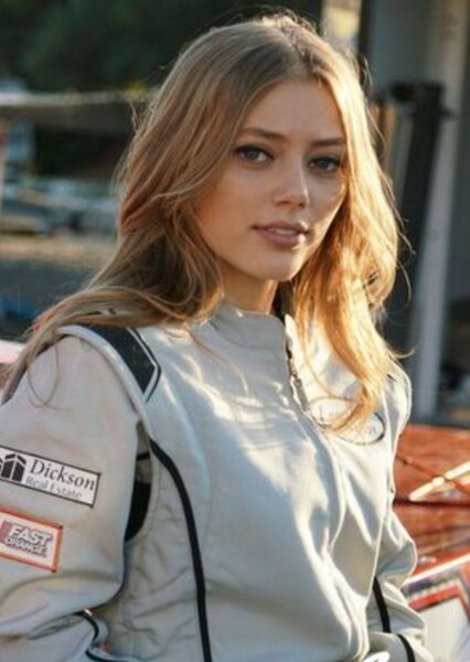 Grace Van Dien photo