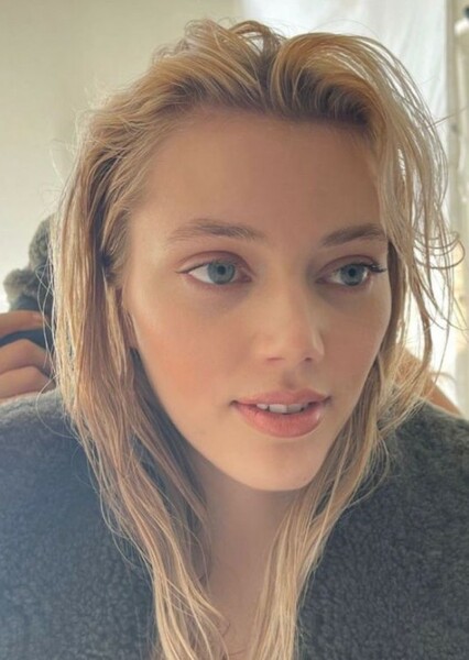 Grace Van Dien photo