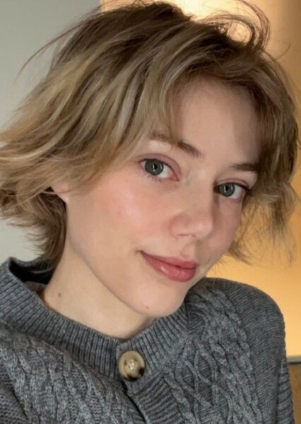Grace Van Dien photo