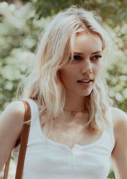 Grace Van Dien photo