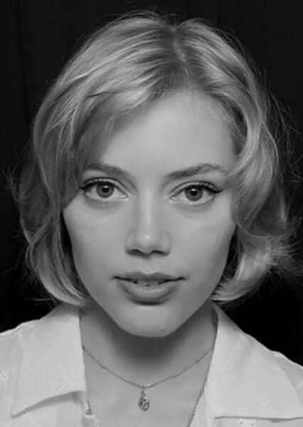 Grace Van Dien photo