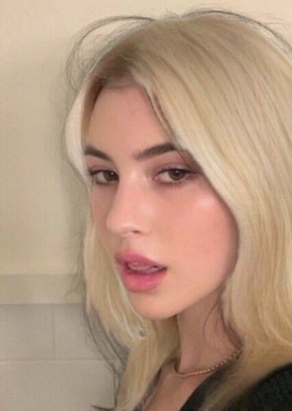 Gracie Abrams photo