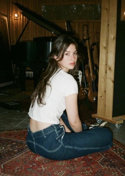Gracie Abrams photo