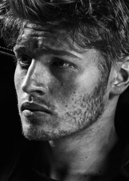Gregg Sulkin photo