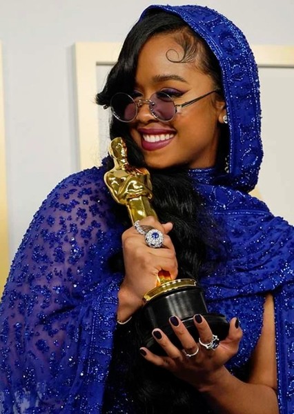 H.E.R. (Singer) photo