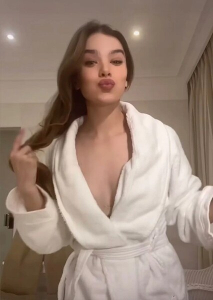 Hailee Steinfeld photo