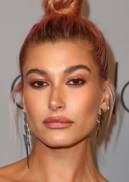 Hailey Bieber photo