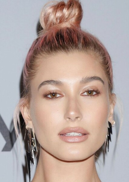 Hailey Bieber photo
