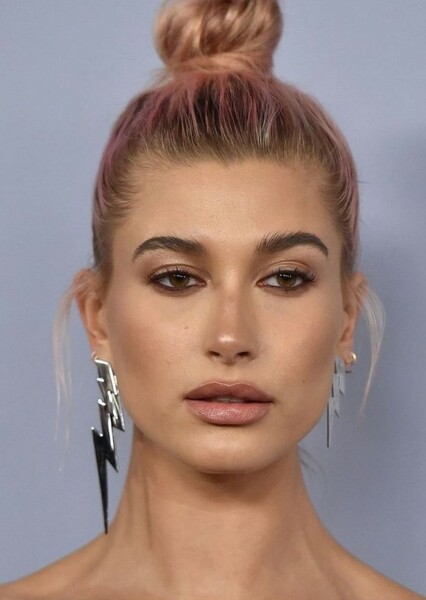 Hailey Bieber photo