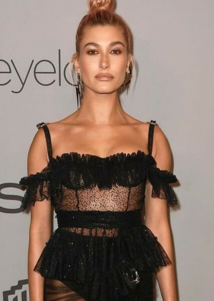 Hailey Bieber photo