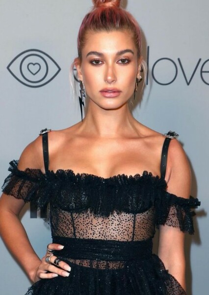 Hailey Bieber photo