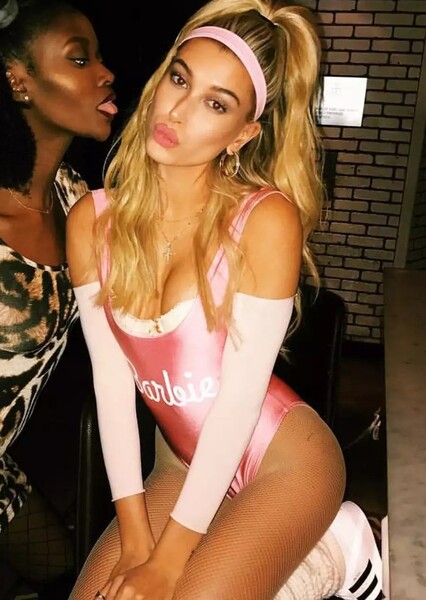Hailey Bieber photo