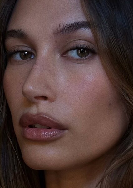 Hailey Bieber photo