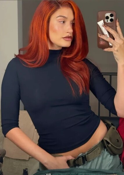 Hailey Bieber photo