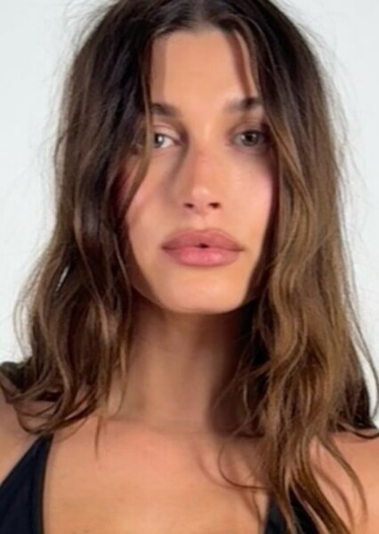 Hailey Bieber photo