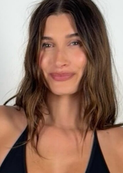Hailey Bieber photo