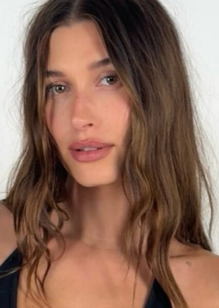Hailey Bieber photo