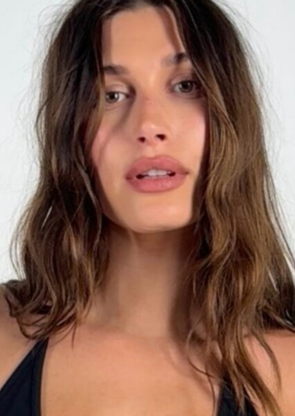 Hailey Bieber photo