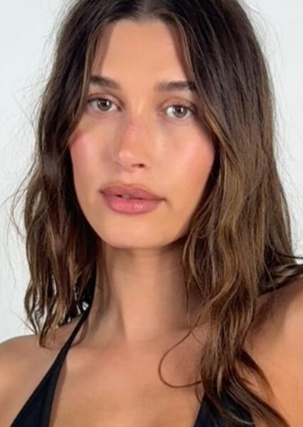 Hailey Bieber photo
