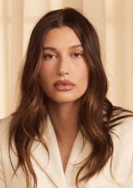Hailey Bieber photo