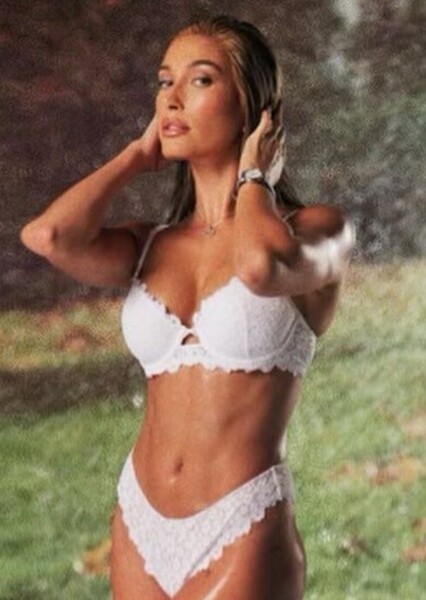 Hailey Bieber photo