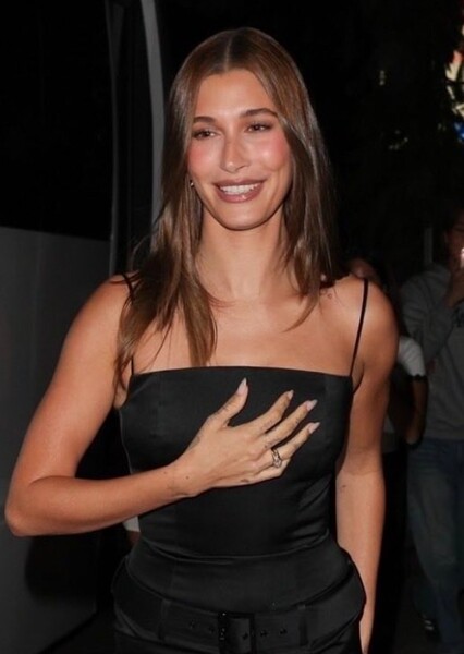 Hailey Bieber photo