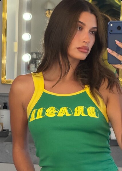 Hailey Bieber photo