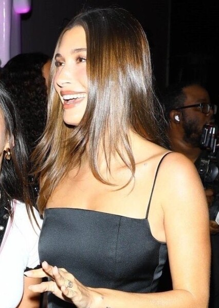 Hailey Bieber photo